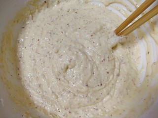 16、山药红枣糕,搅拌一下排出气泡。