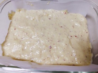 17、山药红枣糕,容器里提前铺上油纸，倒入面糊，抹平。