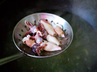 6、荷兰豆笔管蛸小炒,最后再把笔管蛸焯水，看见笔管蛸变色即可捞出沥干水分。