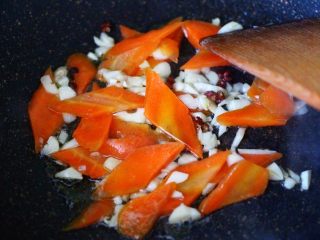 8、荷兰豆笔管蛸小炒,这个时候加入焯过水的胡萝卜，大火继续翻炒片刻。