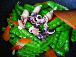 15、荷兰豆笔管蛸小炒,加入提前焯过水的笔管蛸。