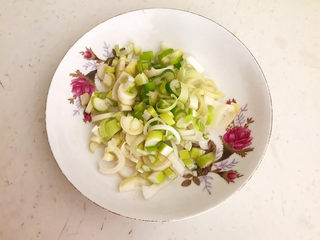 1、炸酥带鱼,大葱切成葱花