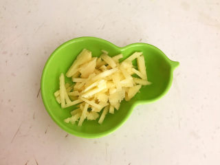 2、炸酥带鱼,鲜姜切成丝