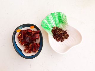 3、炸酥带鱼,干红辣椒和花椒粒