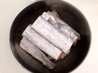 4、炸酥带鱼,带鱼放入盆里,,加入温水清洗,清除内脏