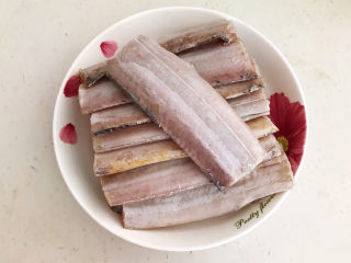 5、炸酥带鱼,把带鱼外面的银色用刀刮掉,一定要处理干净