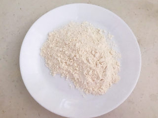 7、炸酥带鱼,普通面粉放入盘里