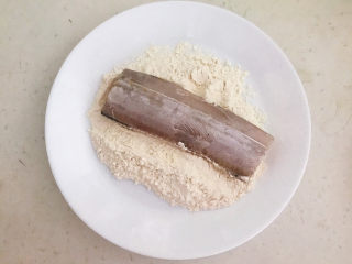 8、炸酥带鱼,把带鱼放入面粉里面