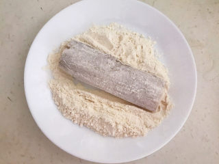 9、炸酥带鱼,让带鱼均匀的裹上一层薄薄的面粉