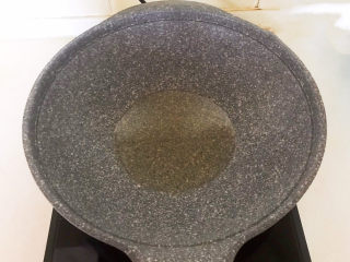 11、炸酥带鱼,炒锅烧热后加入300ml大豆色拉油