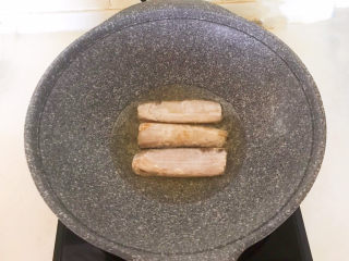 12、炸酥带鱼,油热后放入带鱼