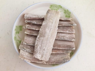 10、炸酥带鱼,所有的带鱼都裹上一层面粉备用