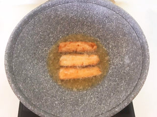 14、炸酥带鱼,煎至两面金黄即可