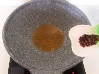 16、炸酥带鱼,把多余的油倒出去,炒锅留有少量底油