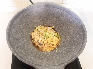 18、炸酥带鱼,加入葱姜