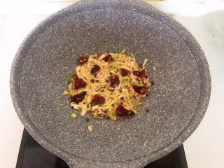 20、炸酥带鱼,加入干红辣椒段,翻炒均匀