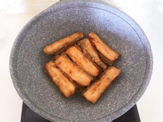 21、炸酥带鱼,加入煎好的带鱼翻炒均匀,经过炒制的带鱼口味更佳丰富~