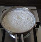 3、京式提浆五仁月饼,糯米粉放进小锅，小火炒至微微发黄，放凉成糕粉