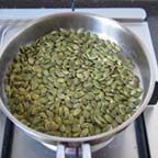 4、京式提浆五仁月饼,南瓜子小火炒熟