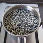 5、京式提浆五仁月饼,黑白芝麻小火炒熟