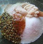 8、京式提浆五仁月饼,将糕粉、果仁、白糖、碎冰糖、猪油和桂花酱一起放进大碗