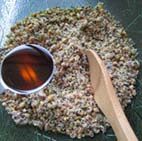 9、京式提浆五仁月饼,搓揉均匀后，加入香油