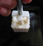 17、京式提浆五仁月饼,将月饼模直接按在烤盘上，用力压下去，压出花纹，然后将月饼模轻轻提起来