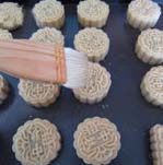 18、京式提浆五仁月饼,在月饼胚上薄薄地扫上一层蛋液，只刷表面，不刷四周