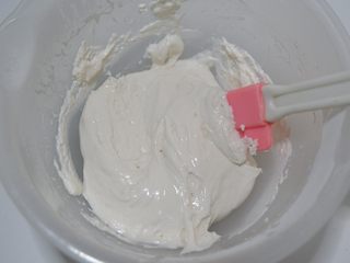 8、卡通立体可妮兔牛奶米糕,搅拌一下。