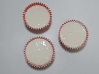 9、卡通立体可妮兔牛奶米糕,倒入模具8分满。