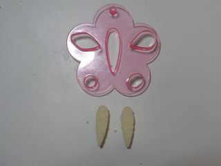 15、卡通立体可妮兔牛奶米糕,用模具压出耳朵。