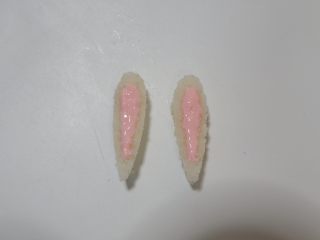 16、卡通立体可妮兔牛奶米糕,在用巧克力或者果酱，画出耳朵芯