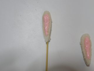 17、卡通立体可妮兔牛奶米糕,取一根意大利面插进去。