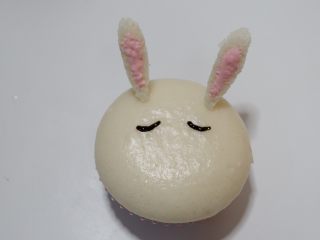 19、卡通立体可妮兔牛奶米糕,然后用巧克力画出眉毛。