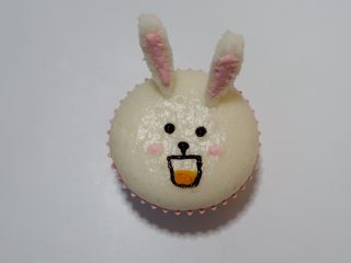 24、卡通立体可妮兔牛奶米糕,圆圆的眼睛。