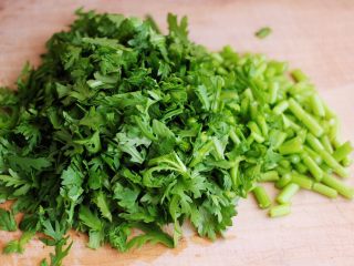 2、茼蒿肉末营养羹,茼蒿摘洗干净后,沥干水分用刀切碎备用。