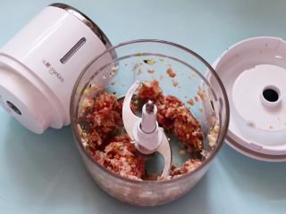 4、茼蒿肉末营养羹,把猪肉洗净后,用刀切块,放入东菱无线绞肉机里,搅打成泥后取出备用。