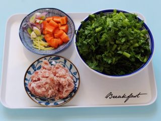 5、茼蒿肉末营养羹,所有的食材都备齐后。