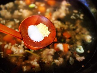 11、茼蒿肉末营养羹,放入适量的盐和鸡精调味后。