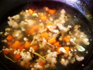 10、茼蒿肉末营养羹,锅中倒入适量的清水。