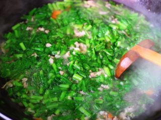 14、茼蒿肉末营养羹,大火继续煮沸后,看见茼蒿断生变色的时候。