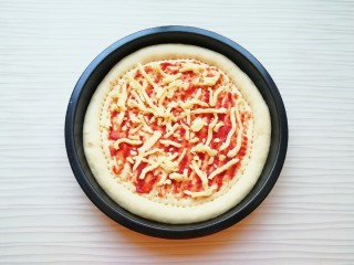 7、火腿彩蔬披萨,饼底抹上一层番茄酱，撒上一层马苏里拉芝士。