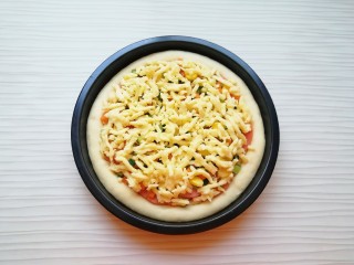 10、火腿彩蔬披萨,最后再撒上一层马苏里拉芝士。