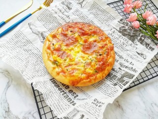 13、火腿彩蔬披萨,香喷喷的披萨出炉啦！