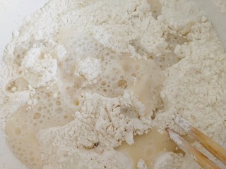 1、韭菜盒子,面粉里倒入开水，边加水筷子边搅拌。