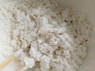 2、韭菜盒子,接着加入冷水，搅拌成絮状。