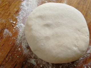 3、韭菜盒子,揉成一个软面团，密封松弛20分钟。