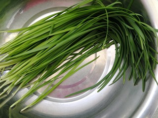 4、韭菜盒子,韭菜摘洗干净，剪掉顶部一段，其余的韭菜切丁。