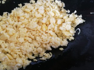 5、韭菜盒子,两个鸡蛋打散，油温5成热倒入蛋液，快速炒散炒碎。