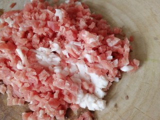 6、韭菜盒子,二肥八瘦的猪肉切小丁。